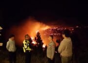Respons Cepat, Polres Mitra Datangi TKP Kebakaran Lahan di Gunung Soputan ‎