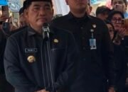 “Maafkan Saya Meneteskan Air Mata”, Gubernur Yulius Kenang Darwin Muksin dan Dua Buah Kelapa Muda