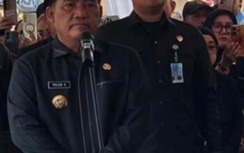 “Maafkan Saya Meneteskan Air Mata”, Gubernur Yulius Kenang Darwin Muksin dan Dua Buah Kelapa Muda