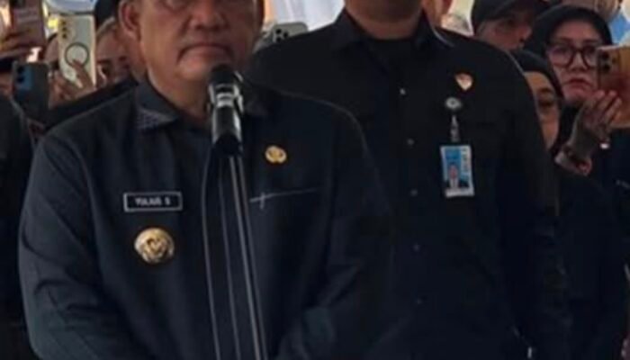 “Maafkan Saya Meneteskan Air Mata”, Gubernur Yulius Kenang Darwin Muksin dan Dua Buah Kelapa Muda