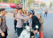 Kapolres Bitung Bagikan Helm Gratis kepada Pengendara, Pesannya: “Ada Keluarga yang Menunggu Kita Pulang”