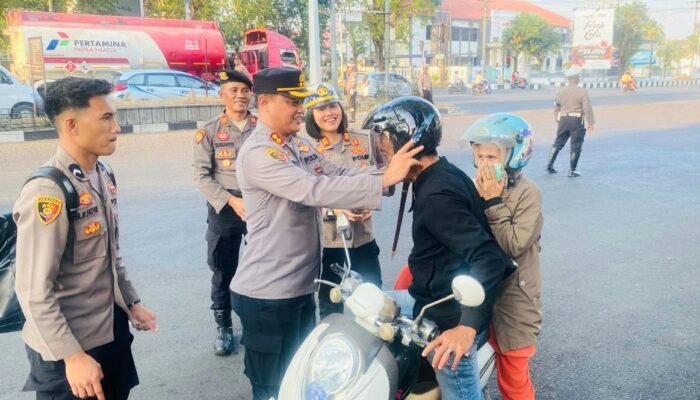 Kapolres Bitung Bagikan Helm Gratis kepada Pengendara, Pesannya: “Ada Keluarga yang Menunggu Kita Pulang”